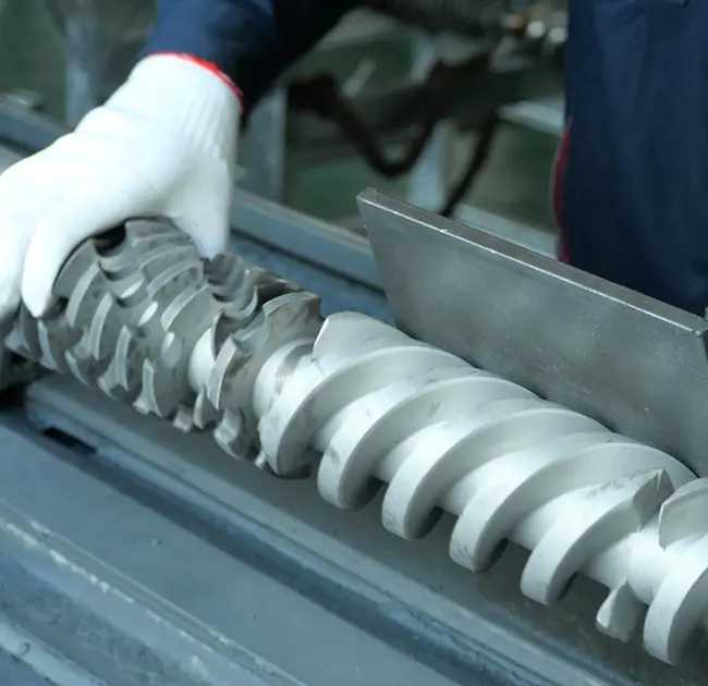 Hvorfor vises sorte streger gentagne gange i ekstruderen? Denne artikel lærer dig, hvordan du hurtigt kan afgøre, om det er forårsaget af et problem med tønden eller skruen.